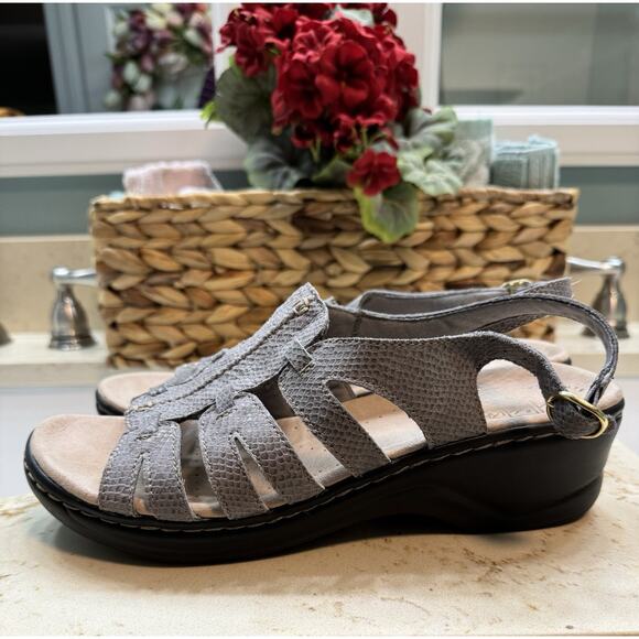 Clarks Collection 9M Light Gray Leather Lexi Marigold Sandals 2” Heel Buckle - Picture 7 of 11